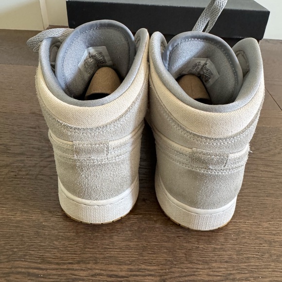 Youth Nike Air Jordan 1 Mid - COCONUT MILK-PARTICLE GREY-WHITE-GUM size 5.5 - Picture 4 of 11